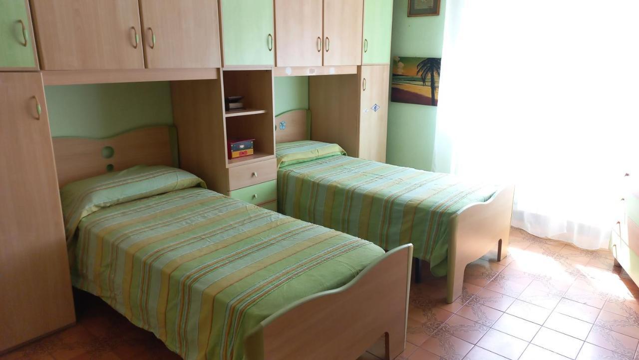 Appartamento Incantevole Al Centro Di Torvaianica Bagian luar foto